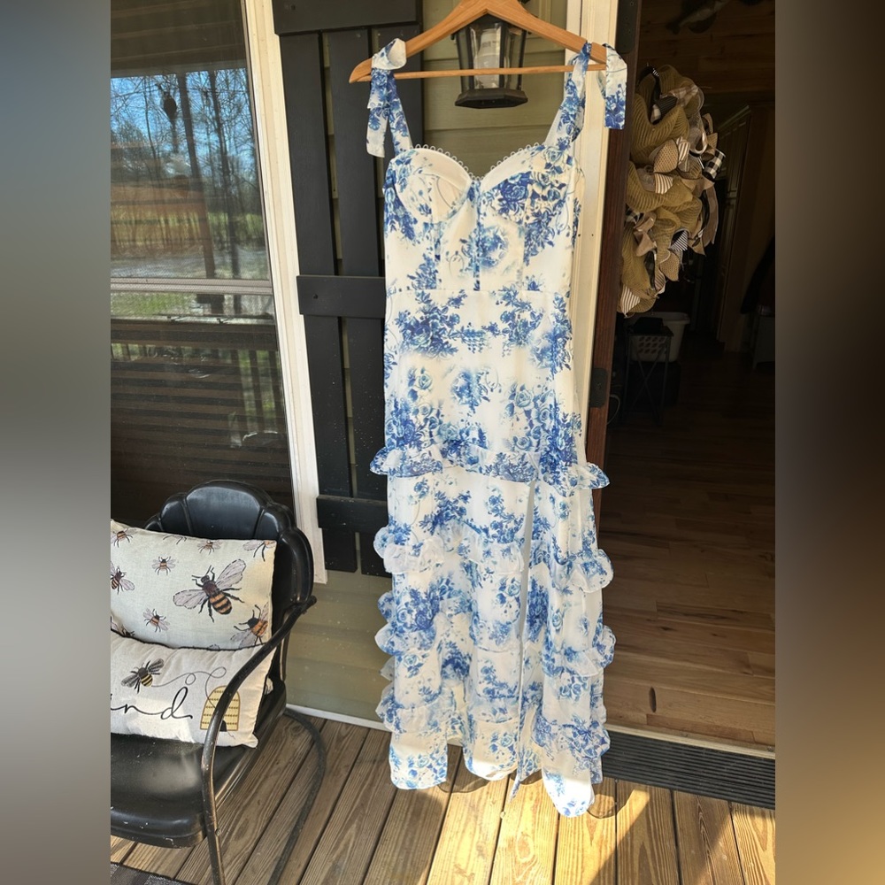 Cute blue and white floral print prom dress!